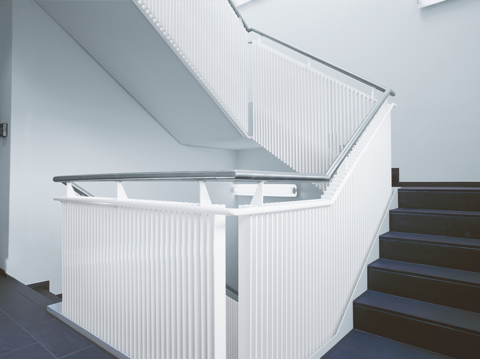 Zehnder_RAD_Excelsior-HY_corridor_white_staircase railing staircase, corridor, banister, stair railing, Gränichen, Stair railing, bevelled, single layer, angled, bevelled, single layer, angled, bevelled, single layer, angled