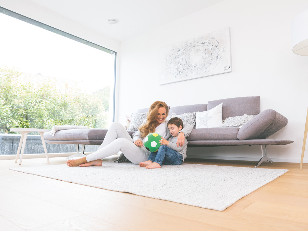 Zehnder_CSY_ComfoValveLunaS-living-woman-child-ball Stock Content Zehnder ComfoValve Luna S125 Comfortable indoor ventilation