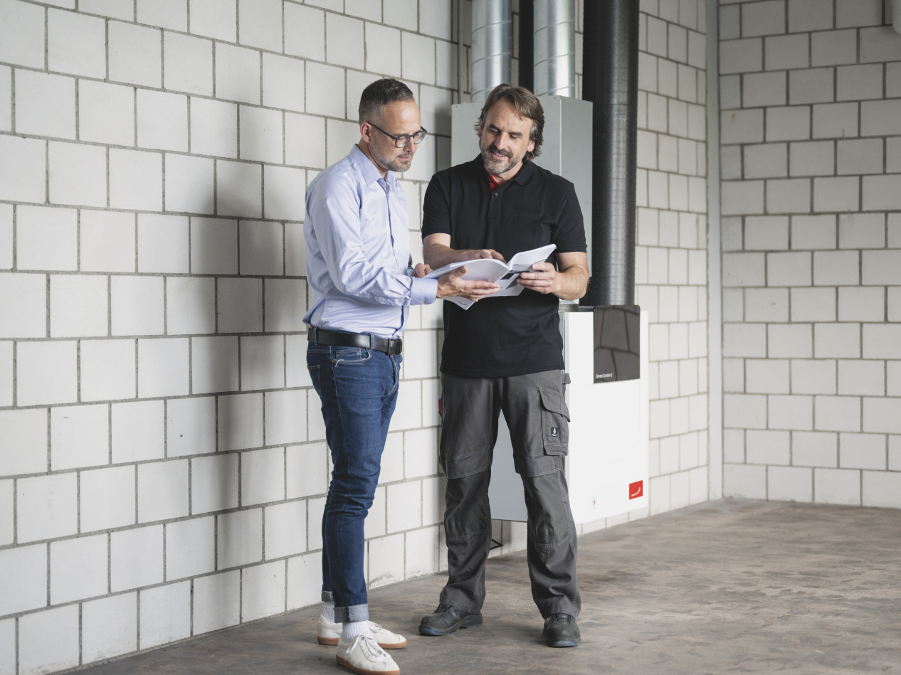 Zehnder_Installershooting_CAQ_1682_retouching CA Q, comfo Air Q, Installer, Shooting, people, basement, technical room,