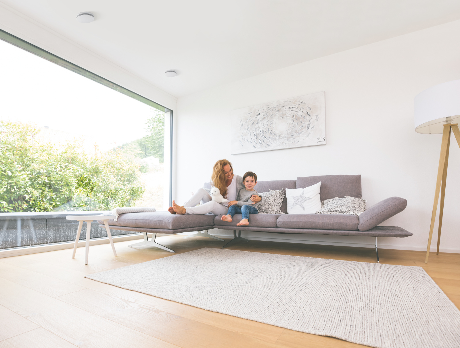 Zehnder_CSY_ComfoValveLunaS-living-woman-child-couch Stock Content Zehnder ComfoValve Luna S125 Comfortable indoor ventilation