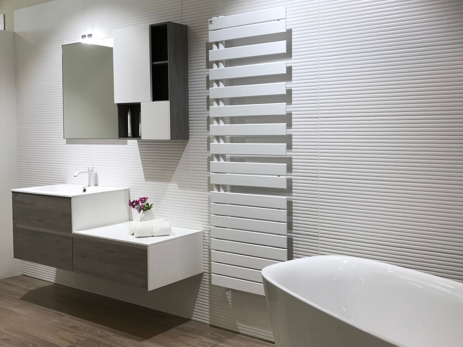 Zehnder_RAD_Roda-Twist-Spa-Air-EL_milieu-bathroom-White Matt_1z1 Rendering Decorative radiator
