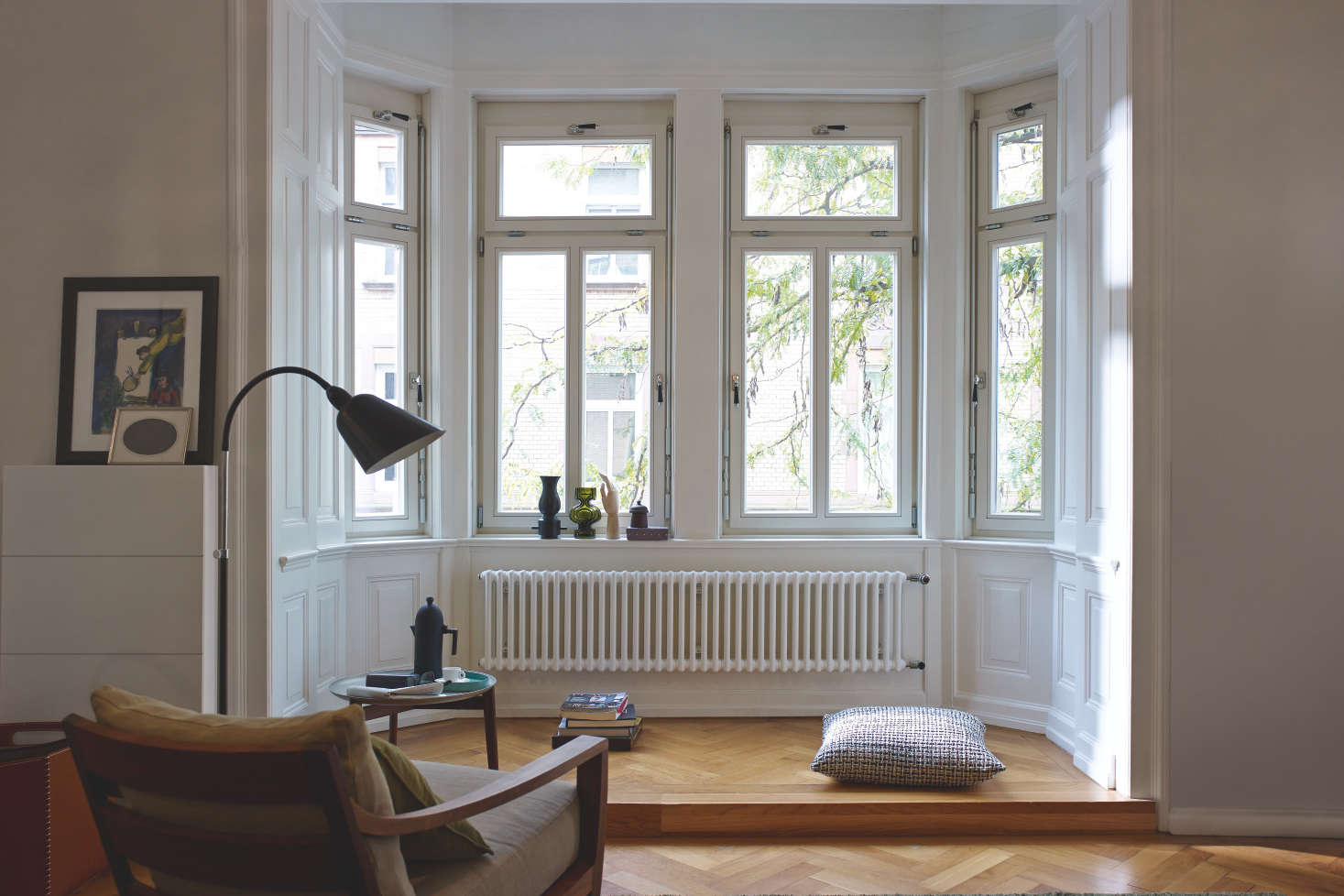 [Translate to Francais:] [Translate to Nederlands:] Een klassieke witte designradiator in de woonkamer.