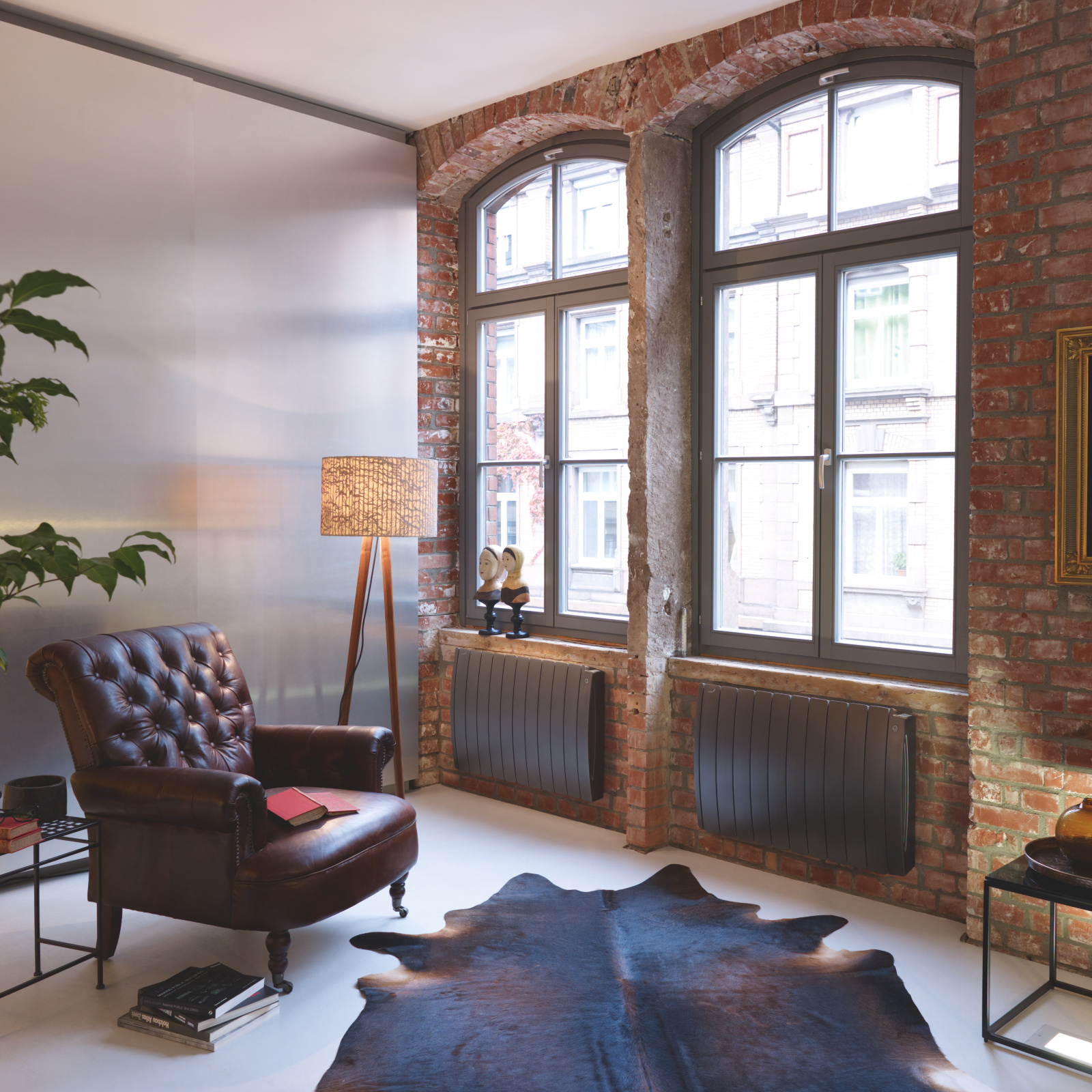 Zehnder_RAD_Fare-Tech-EL_living_575_882_100_anthracite_print+web Rendering Farë Tech Decorative radiator Front view