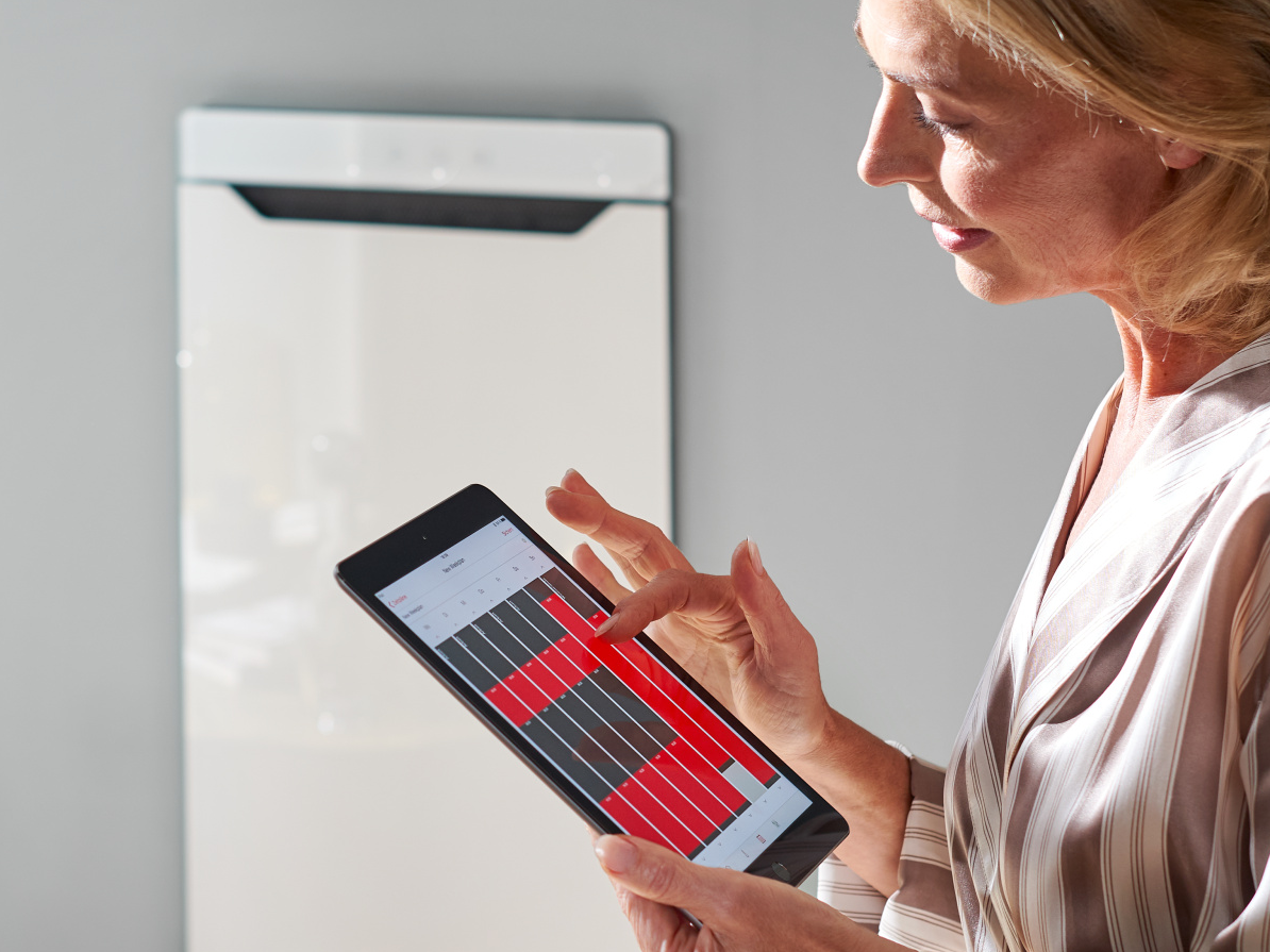 Zehnder_StudioCollection_RAD_Zenia-milieu2-bathroom_Square Zehnder Zenia, white glass,