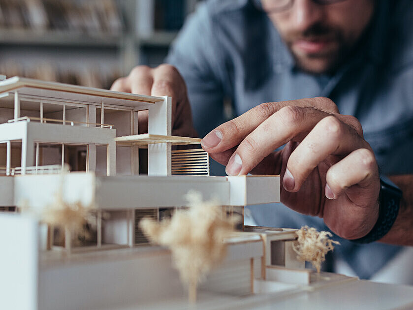 [Translate to Francais:] Architect aan het werk ComfoAir E