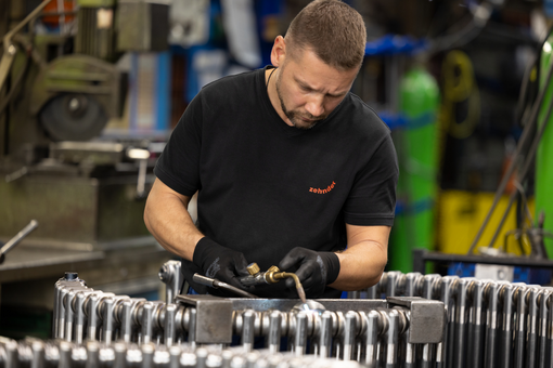 Homme travaillant avec un radiateur Charleston
