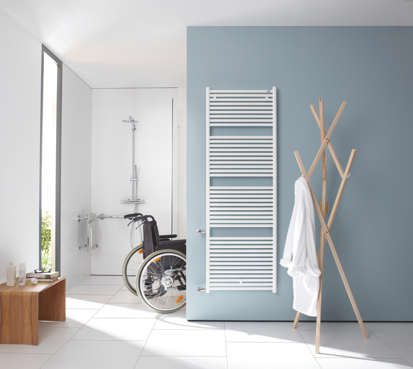 Zehnder_RAD_Toga-HY_Basic_bathroom_wheelchair Rendering Zehnder Toga Decorative radiator Front view